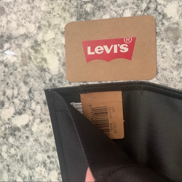 NWT Levi’s wallet - Picture 4 of 5